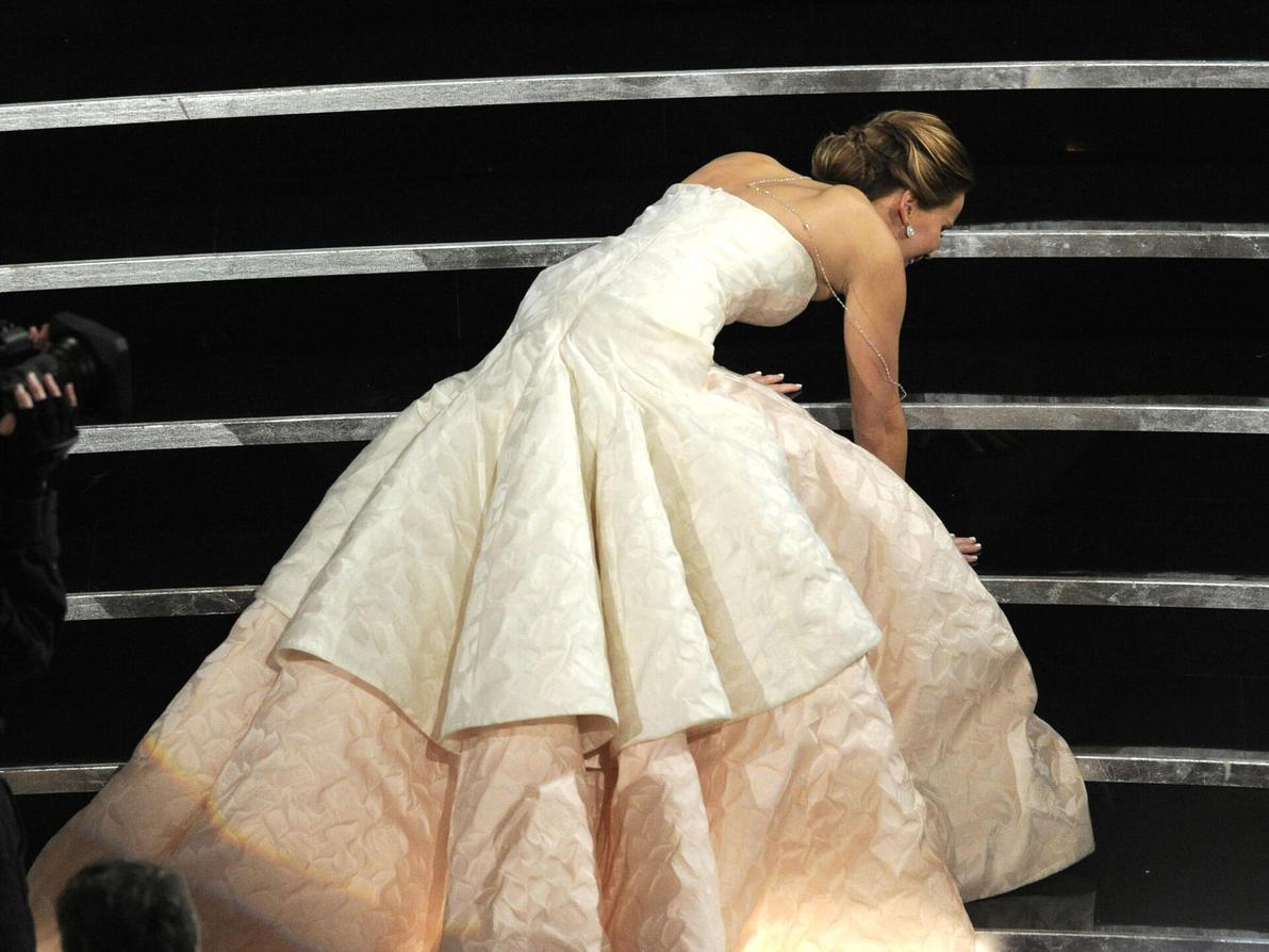 ג'ניפר לורנס נופלת על המדרגות בטקס האוסקר, 2013