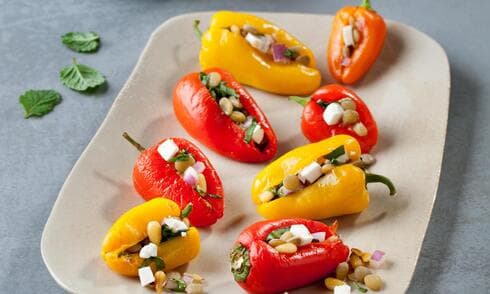 סלט עדשים בתוך פלפלים קלויים