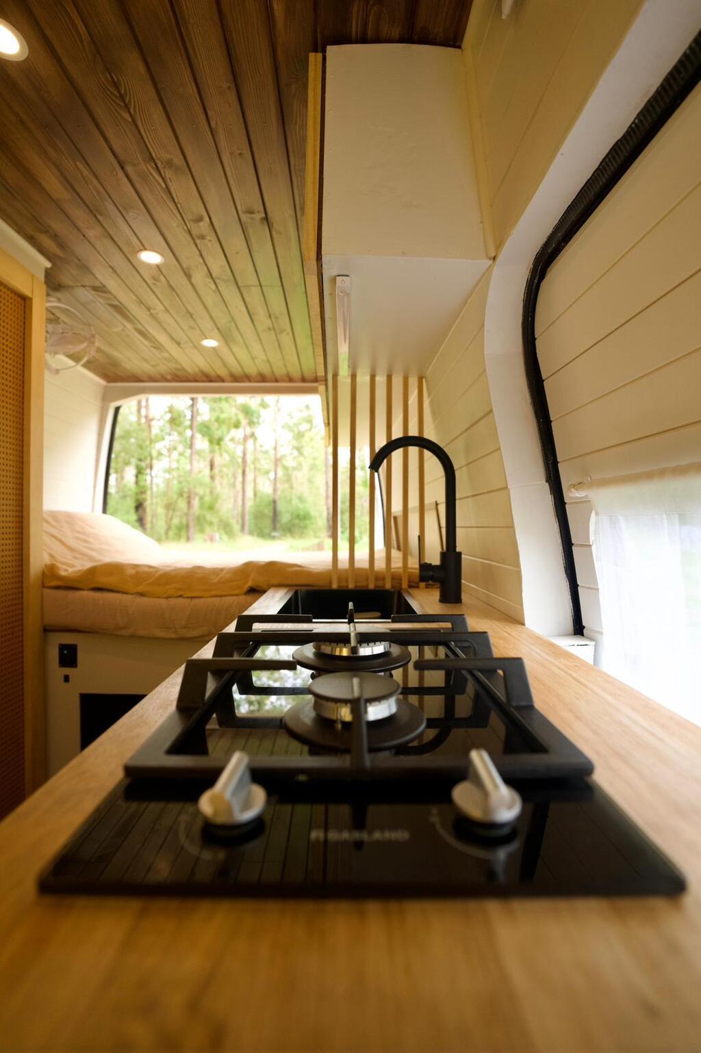 גרים בוואן ששיפצו לבד