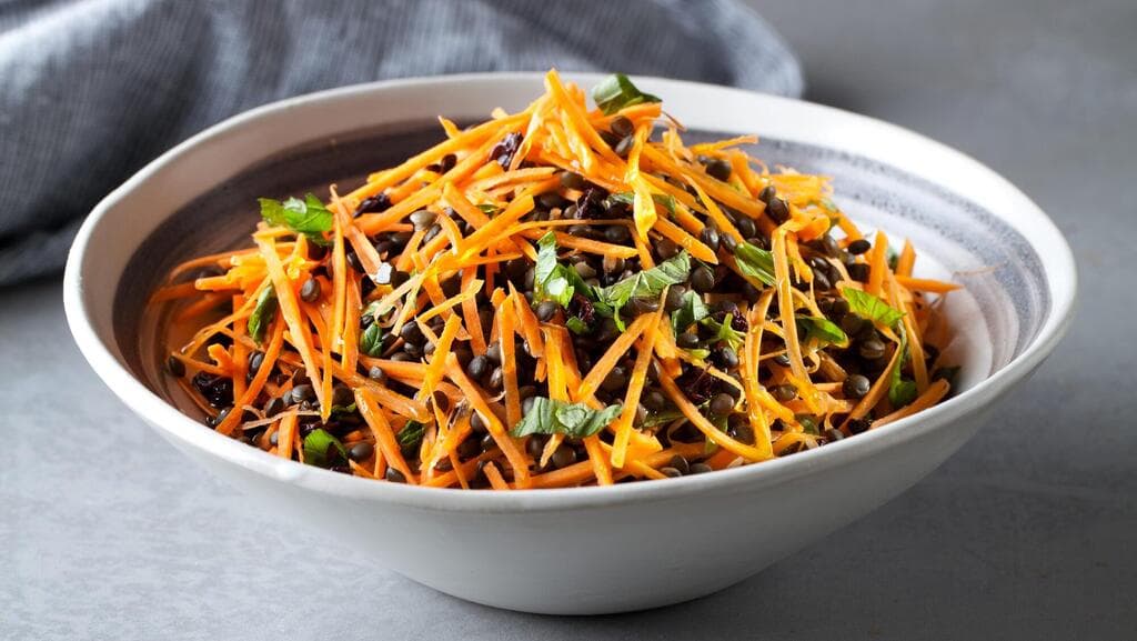 סלט עדשים שחורות וגזר