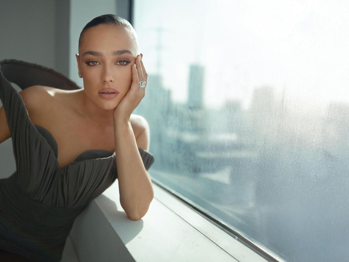 סנה סוקול. פוסלת מהר (צילום: אלון שפרנסקי, סגנון: ראובן כהן) סנה סוקול