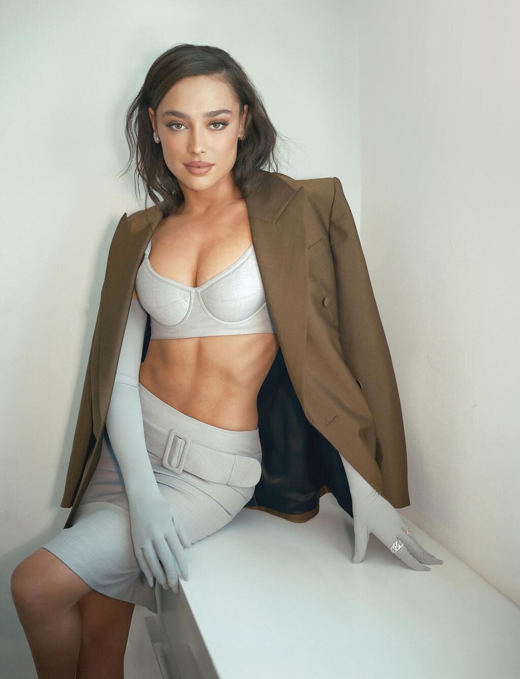 "מגיל צעיר ידעתי מה אני רוצה" (צילום: אלון שפרנסקי, סגנון: ראובן כהן) סנה סוקול