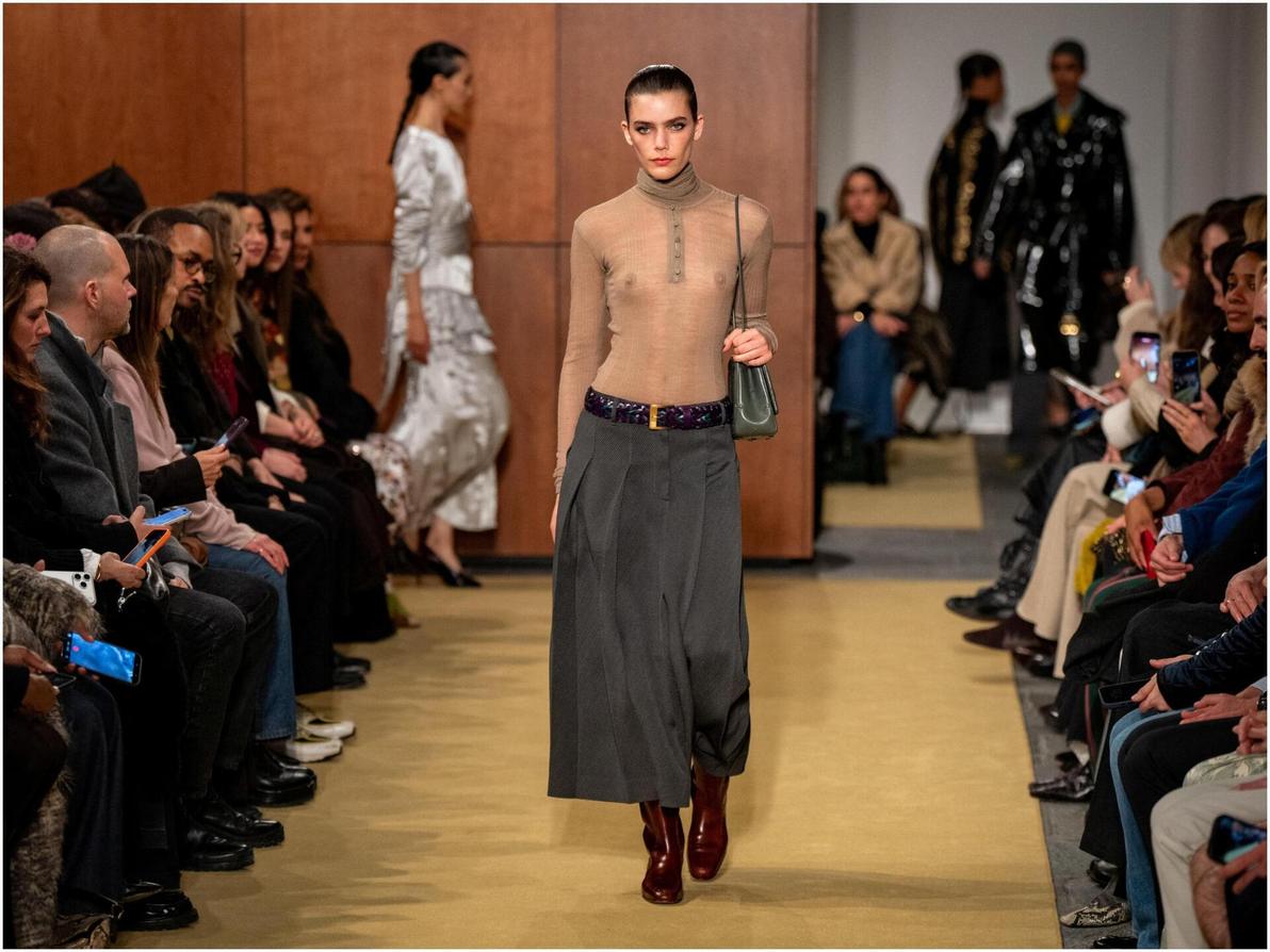 משחקי שקיפות וחזה חשוף – שהיו מגמת רוחב בולטת בלא מעט תצוגות – הופיעו גם על המסלול של טורי בורץ' (צילום: REUTERS/Angelina Katsanis) טורי בורץ', תצוגת סתיו-חורף 2026-27 בשבוע האופנה בניו יורק