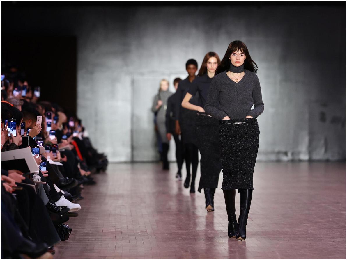מארק ג'ייקובס פתח את שבוע האופנה בקולקציה שביקשה לערער על פרופורציות גוף ומושגי יופי (צילום: Dimitrios Kambouris/Getty Images for Marc Jacobs) מארק ג'ייקובס, תצוגת סתיו-חורף 2026-27 בשבוע האופנה בניו יורק