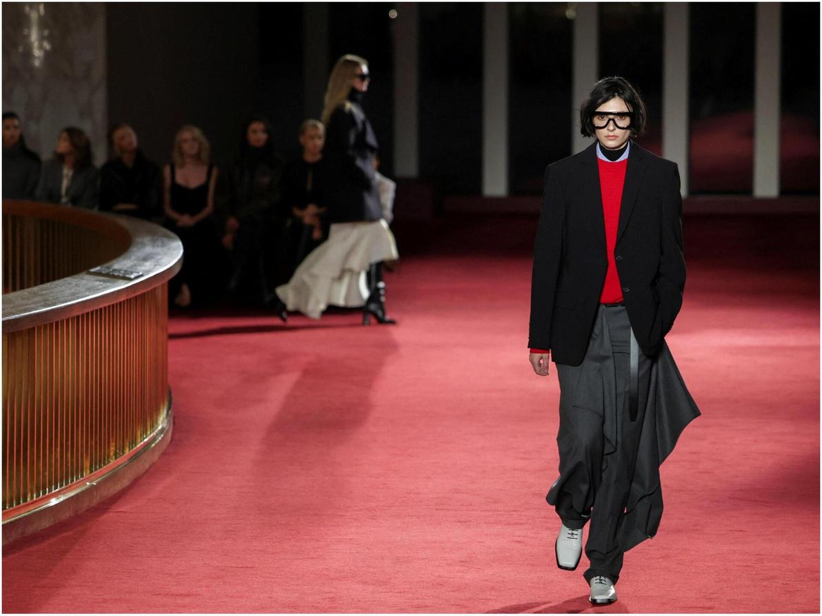 מעצב האופנה מייקל קורס חגג השבוע בניו יורק 45 שנה לבית האופנה בעיצובו, שהפך לאחד מסמלי האמריקנה היוקרתית (צילום: REUTERS/Jeenah Moon) מייקל קורס, תצוגת סתיו-חורף 2026-27 בשבוע האופנה בניו יורק