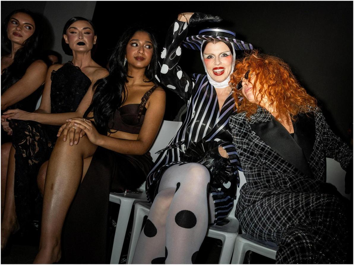 ג'וליה פוקס הוזמנה העונה ללא מעט תצוגות. אצל כריסטיאן סיריאנו היא גם פגשה את השחקנית נטשה ליון (צילום: REUTERS/Angelina Katsanis) נטשה ליון וג'וליה פוקס בתצוגת סתיו-חורף 2026-27 של כריסטיאן סיריאנו בשבוע האופנה בניו יורק