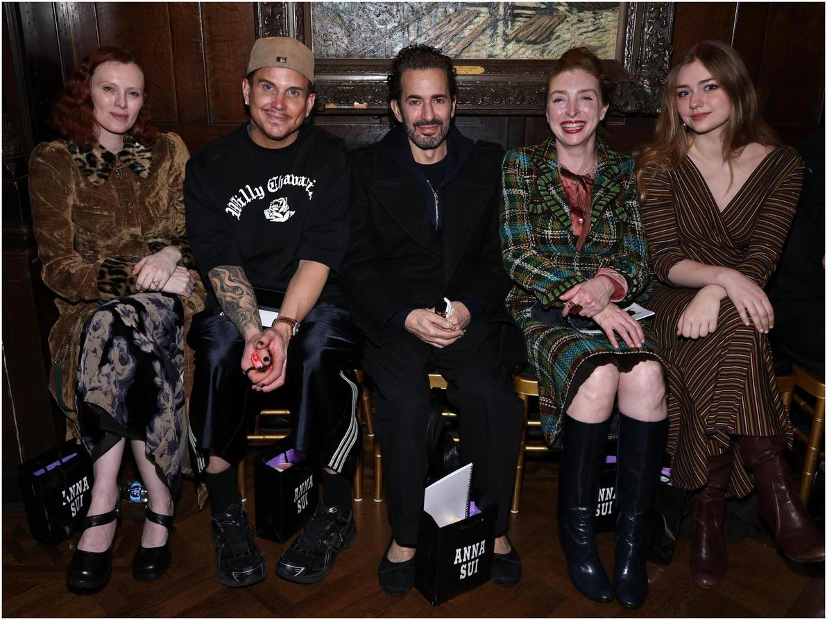 בין האורחים שהגיעו לפרגן: מארק ג'ייקובס, דבי הארי, הדוגמנית קארן אלסון, אנדרו בולטון ורייצ'ל פיינשטיין (צילום: Jamie McCarthy/Getty Images) אנה סואי, השורה הראשונה בתצוגת סתיו-חורף 2026-27 בשבוע האופנה בניו יורק