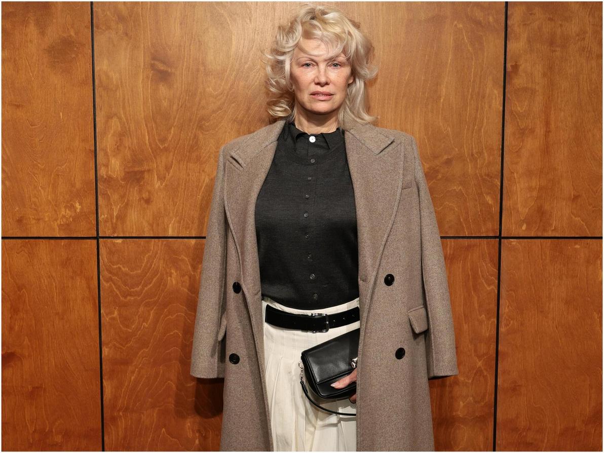 מאחורי הפוני מסתתרת פמלה אנדרסון, שהגיעה לתצוגה של טורי בורץ' בפנים נקיות מאיפור (צילום: Dimitrios Kambouris/Getty Images for Tory Burch) פמלה אנדרסון בתצוגת סתיו-חורף 2026-27 של טורי בורץ' בשבוע האופנה בניו יורק