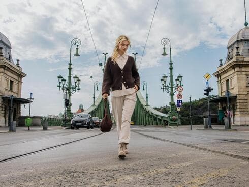 דווקא עכשיו בסוף העונה, כשהקרדיגנים נמכרים בהנחות של 50 אחוז, זוהי קנייה משתלמת במיוחד. הודיס