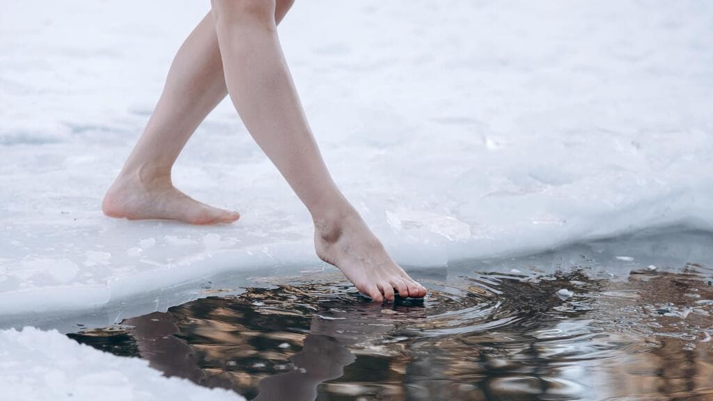 אשה מחזיקה קרח