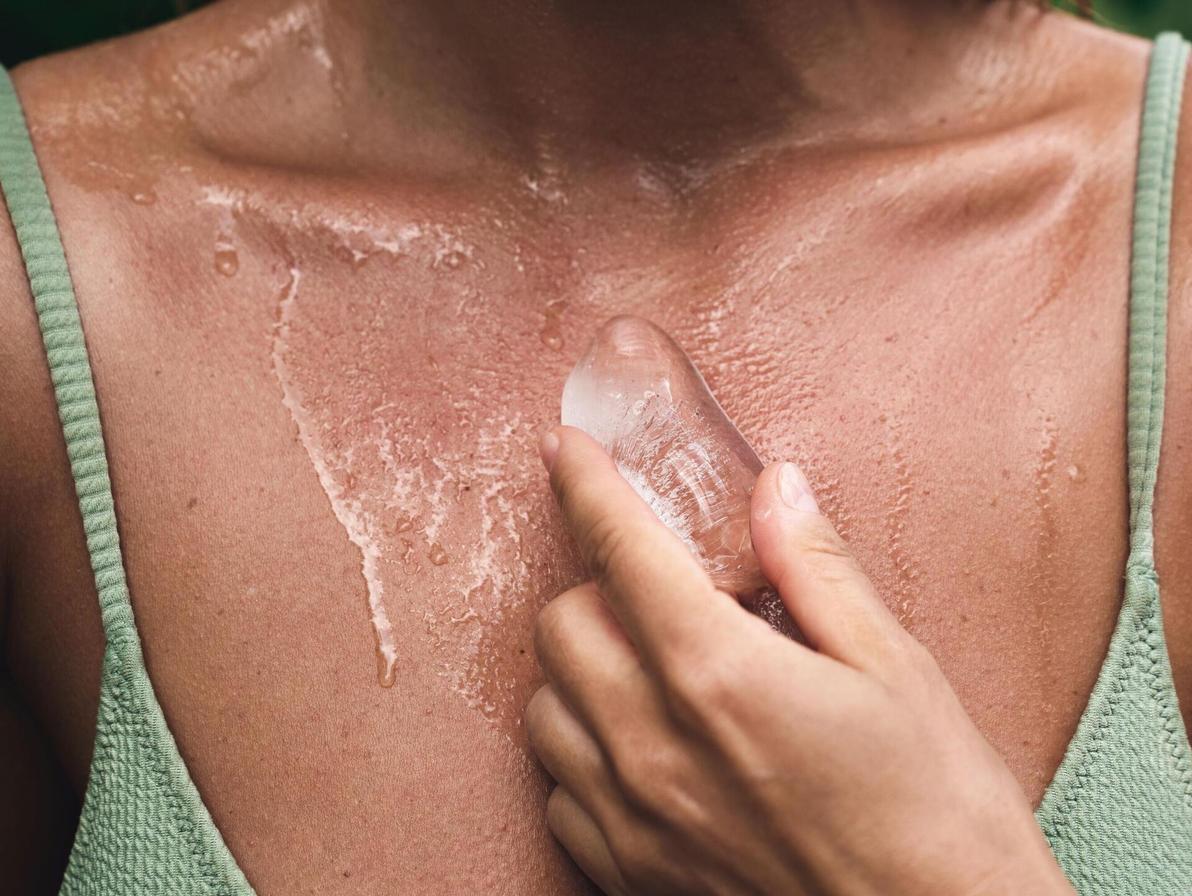 אשה מחזיקה קרח