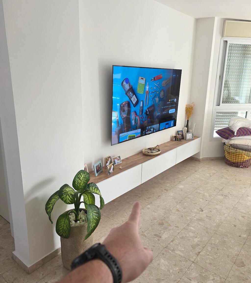 הושארה נישה עבור מזנון צף לטלויזיה שקנינו ביד שנייה
