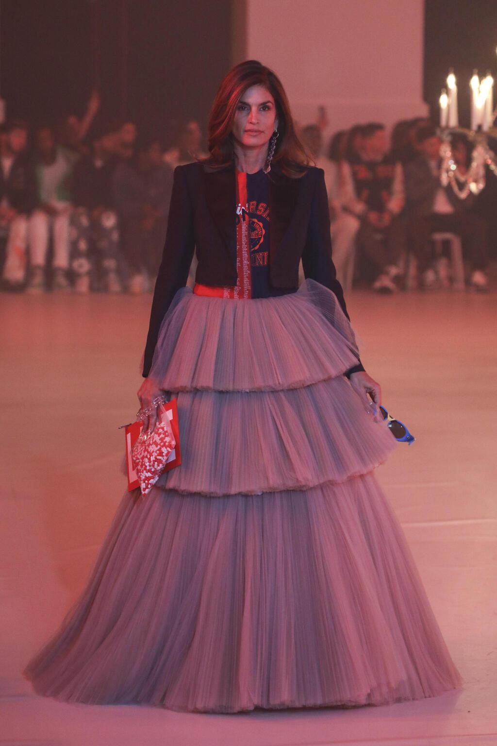 סינדי קרופורד בתצוגת סתיו-חורף 2022-23 של אוף ווייט