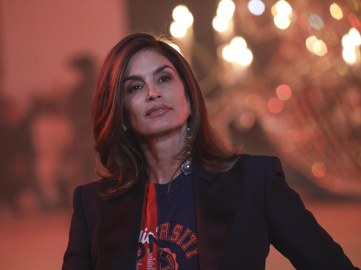 סינדי קרופורד בתצוגת סתיו-חורף 2022-23 של אוף ווייט