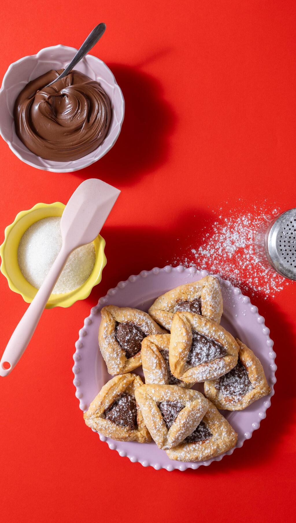 אוזני המן במילוי שוקולד (צילום: דניאל לילה, סגנון: נעמה רן) אוזני המן במילוי שוקולד