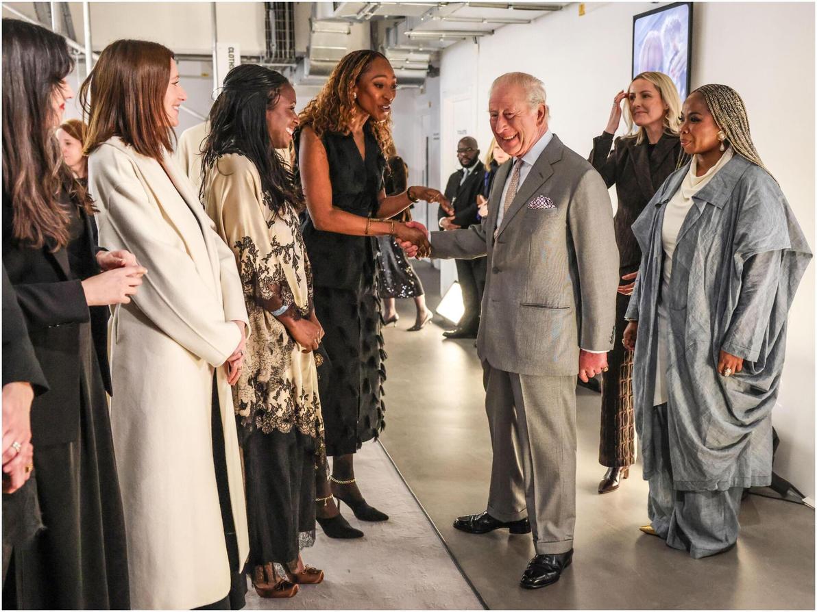 המלך צ'ארלס וסטלה מקרטני בתצוגת סתיו-חורף 2026-27 של טולו קוקר בשבוע האופנה בלונדון