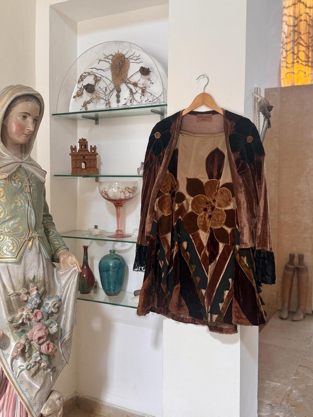 חליפת קטיפה של המעצבת בוז'ה קוז'אק וחפצי אמנות ועיצוב שאספה תמרה יובל ג'ונס במסעותיה