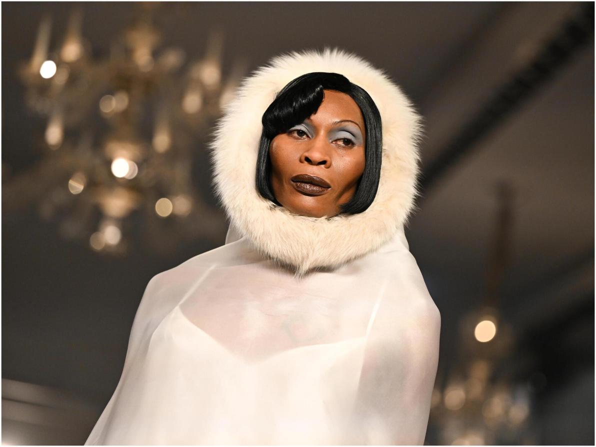 דומיניק ג'קסון מדגמנת לקונר אייבס, תצוגת סתיו-חורף 2026-27 בשבוע האופנה בלונדון