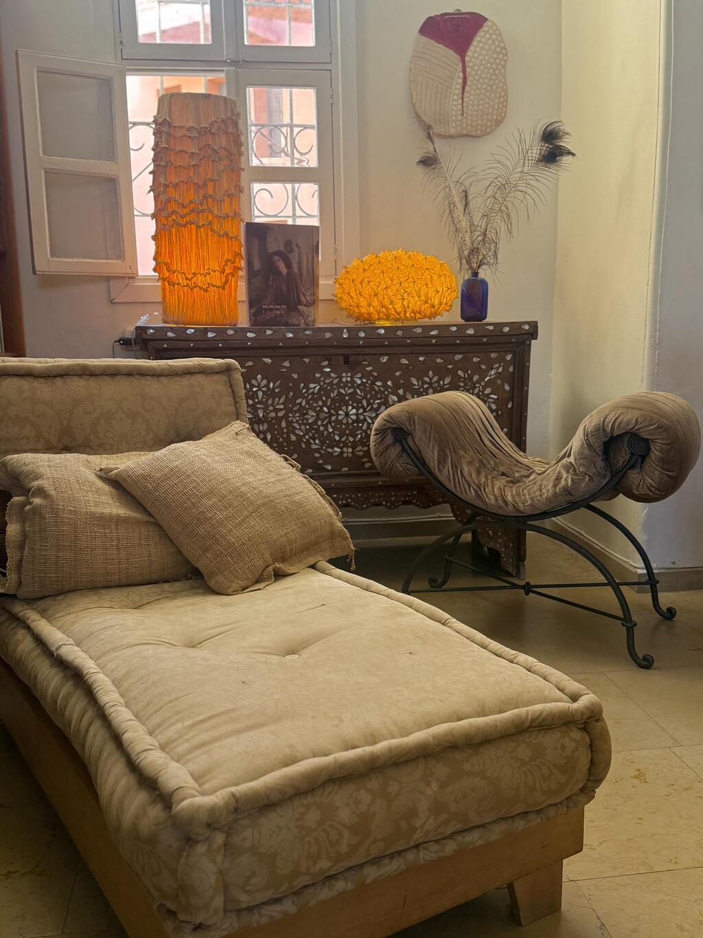 גופי תאורה מבד מוקשה, כורסת קטיפה ושזלונג בעיצובה של תמרה יובל ג'ונס