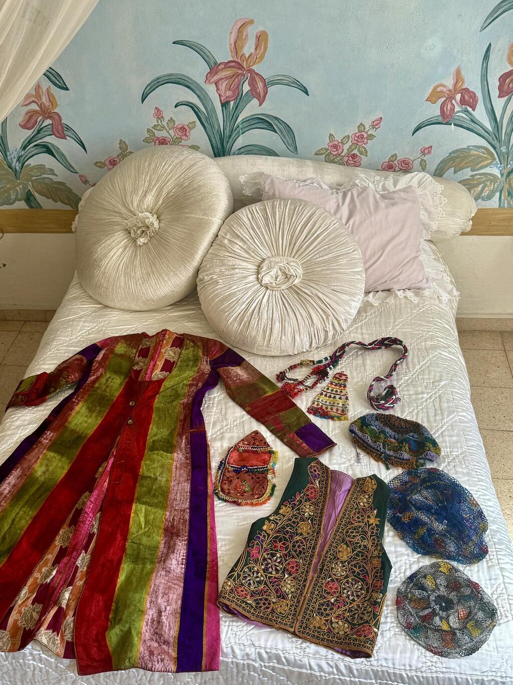 פריטים אתניים עתיקים שאספה תמרה יובל ג'ונס