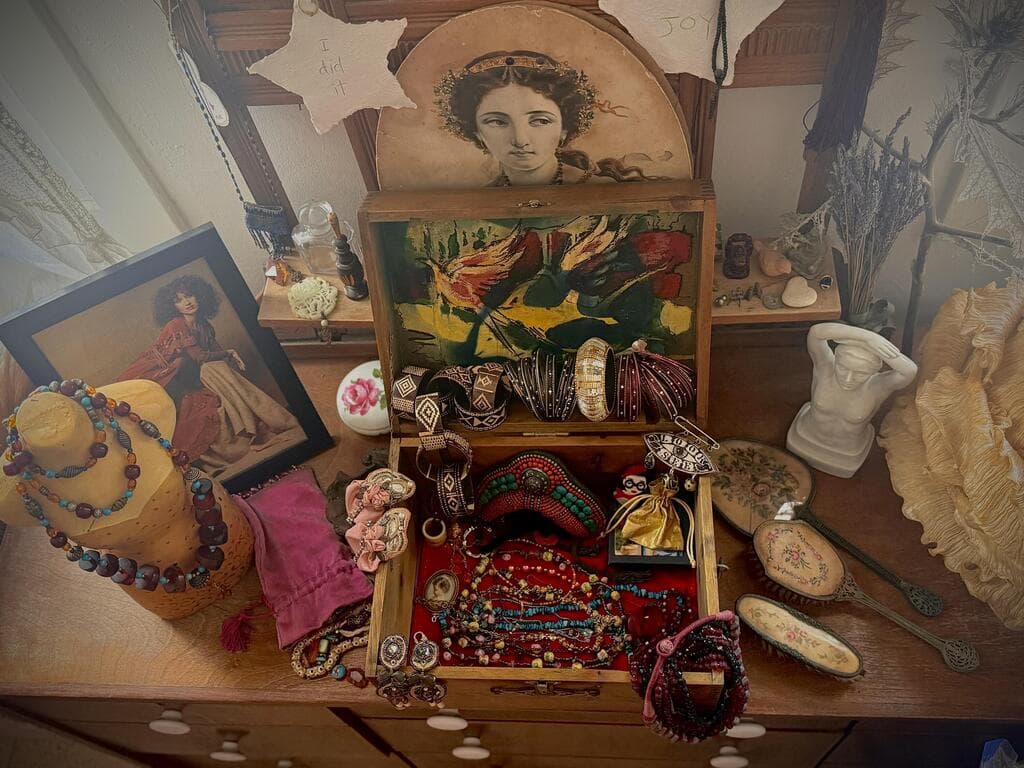 מגוון אובייקטים, תכשיטים, סיכות וחרוזי זכוכית שאספה תמרה יובל ג'ונס