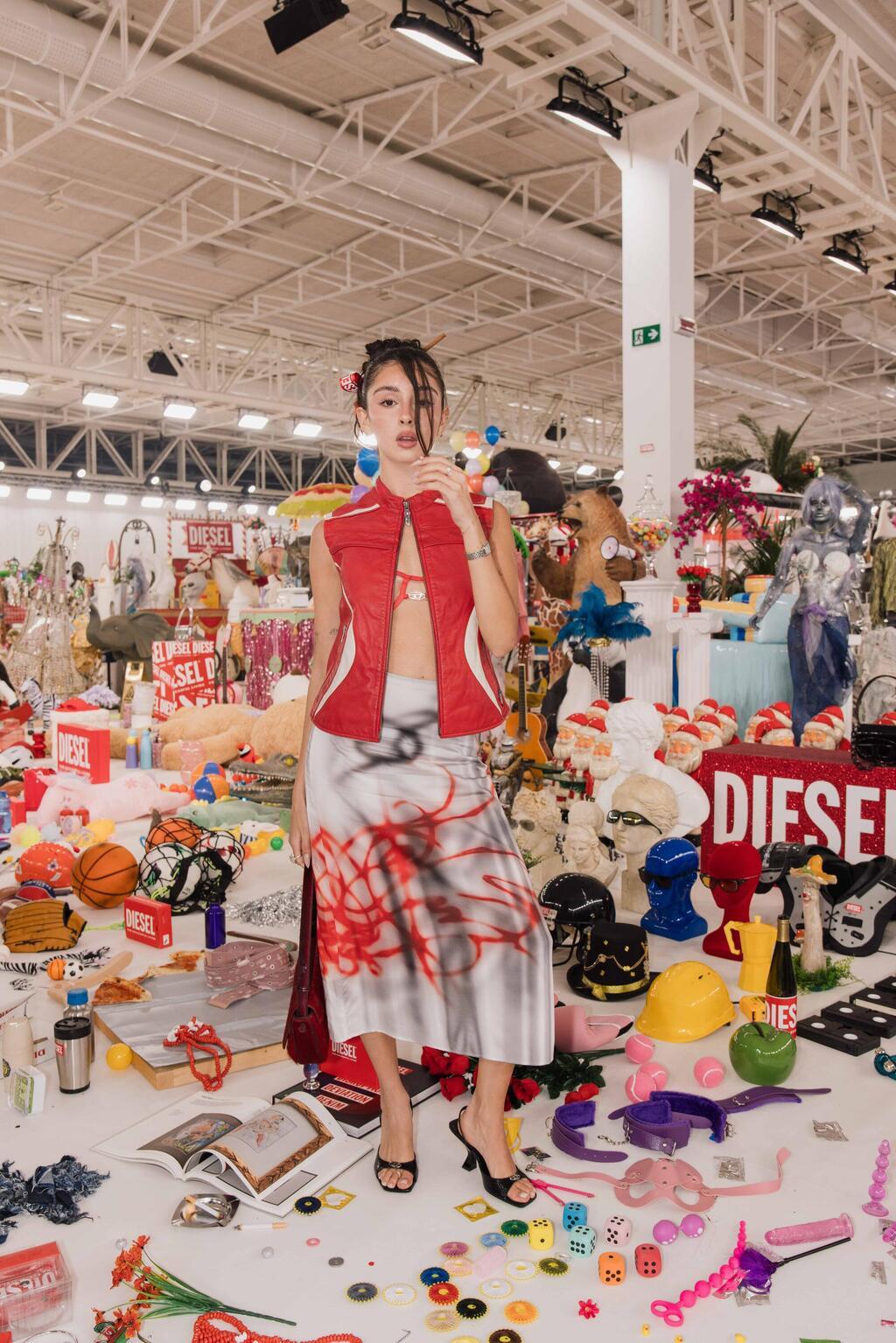 אמה אלפי בתצוגת סתיו-חורף 2026-27 של דיזל בשבוע האופנה במילאנו