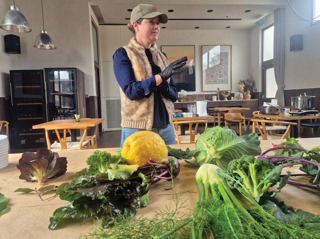 אלירז חמדי, סדנת קטיף ובישול. בקלות תתיידדו עם עלים ירוקים (צילום: צביקה בורג) אלירז חמדי, סדנת קטיף ובישול. בקלות תתיידדו עם עלים ירוקים