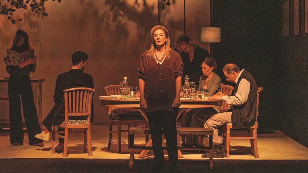 ליליאן ברטו בהצגה "פעולות פשוטות" בתאטרון "הבימה"