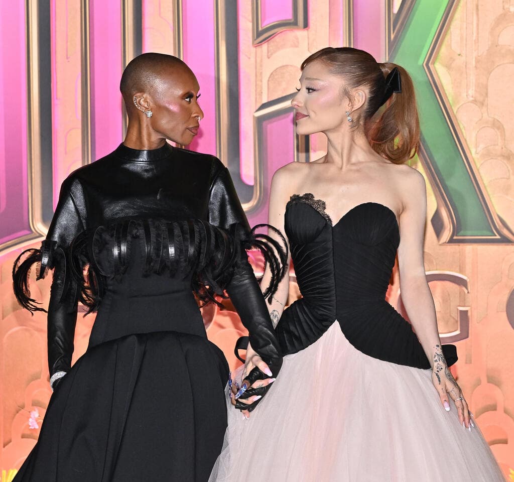 שמלה של סקיאפרלי. עם סינתיה אריבו בפרמיירה של "מרשעת: חלק 2" בניו יורק (צילום: Evan Agostini/Invision/AP) אריאנה גרנדה וסינתיה אריבו בפרמיירה של "מרשעת: חלק 2" בניו יורק, 2025