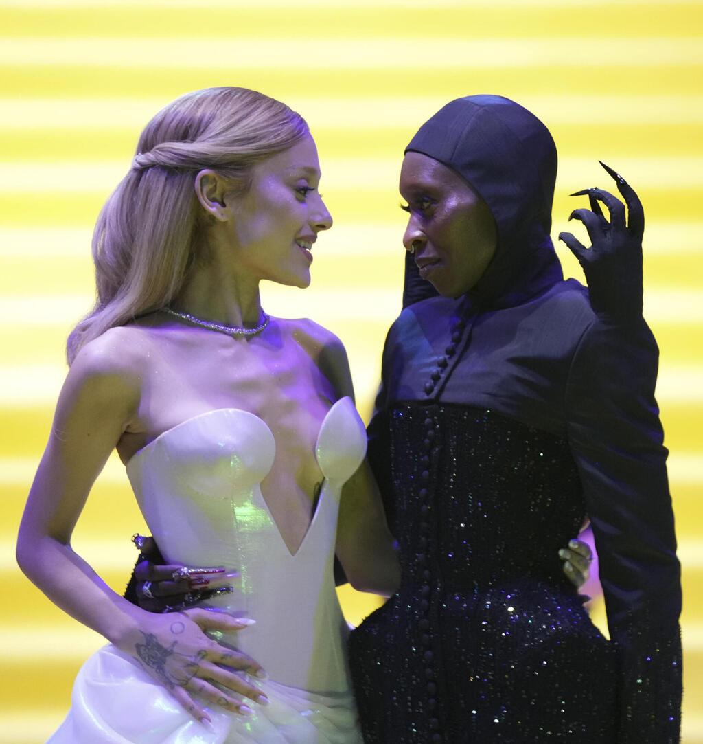 שמלה של אטלייה ורסאצ'ה. עם סינתיה אריבו בפרמיירה של "מרשעת" במקסיקו, 2024 (צילום: AP Photo/Fernando Llano) אריאנה גרנדה וסינתיה אריבו בפרמיירה של "מרשעת" במקסיקו, 2024