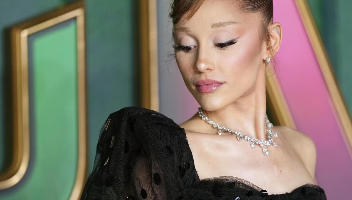 השנה הרעה עשתה לה רק טוב מבחינה אופנתית. אריאנה גרנדה (צילום: Scott A Garfitt/Invision/AP) אריאנה גרנדה בפרמיירה של "מרשעת: חלק 2" בלונדון, 2025