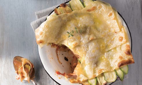 לזניה במילוי עגבניות, זוקיני ובצל סגול