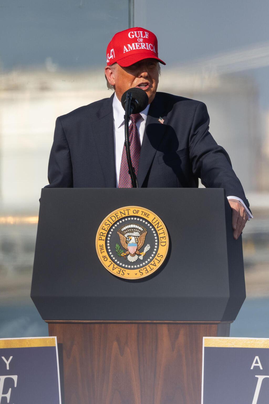 נותן לכובעים לדבר גם בזמן נאום בטקסס (צילום: AP Photo/Michael Gonzalez) נשיא ארצות הברית דונלד טראמפ נואם בטקסס, פברואר 2026