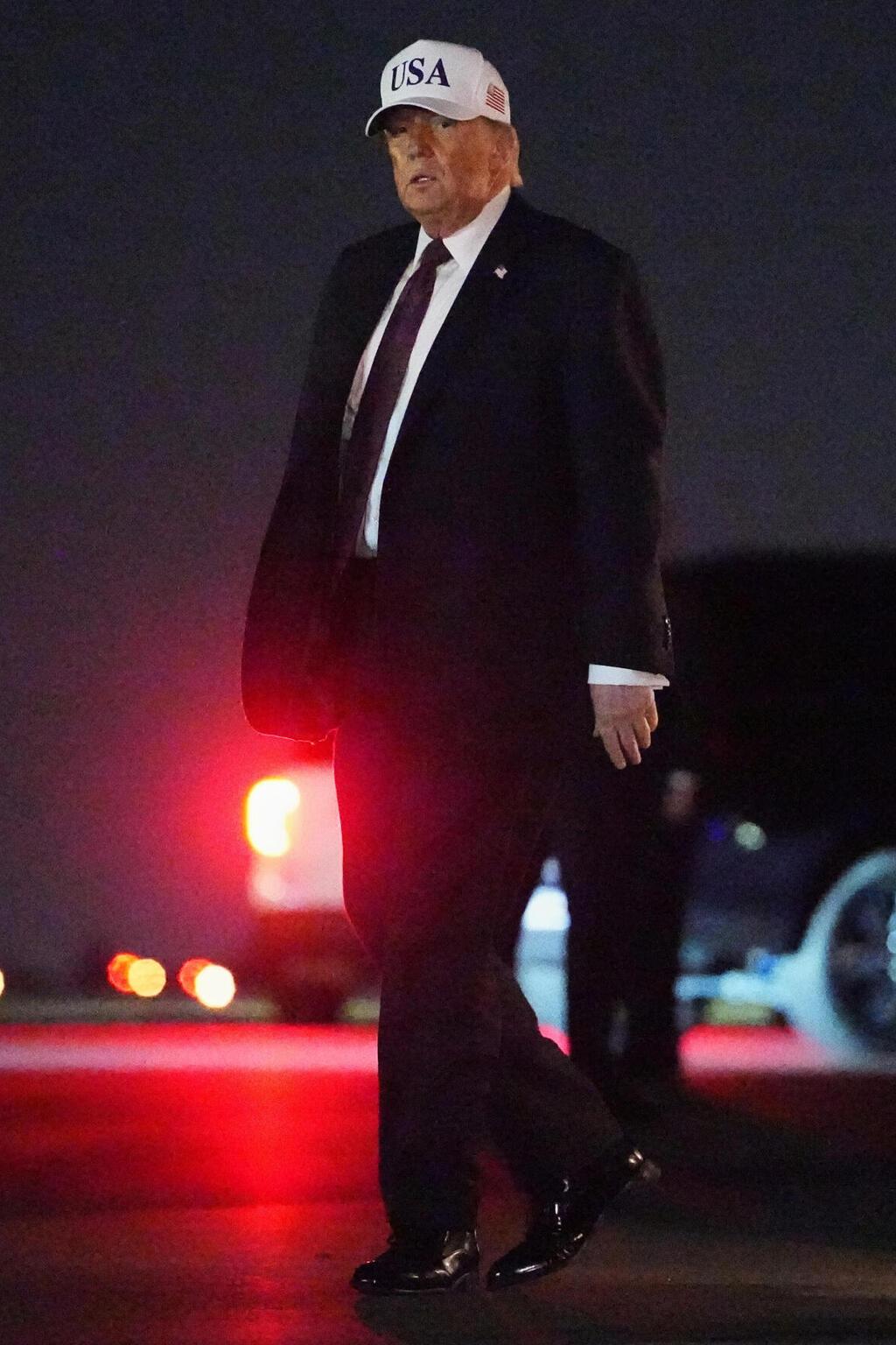 בנאום הוא ויתר על העניבה (צילום: AP Photo/Matt Rourke) נשיא ארצות הברית דונלד טראמפ יורד ממטוס אייר פורס 1, פברואר 2026