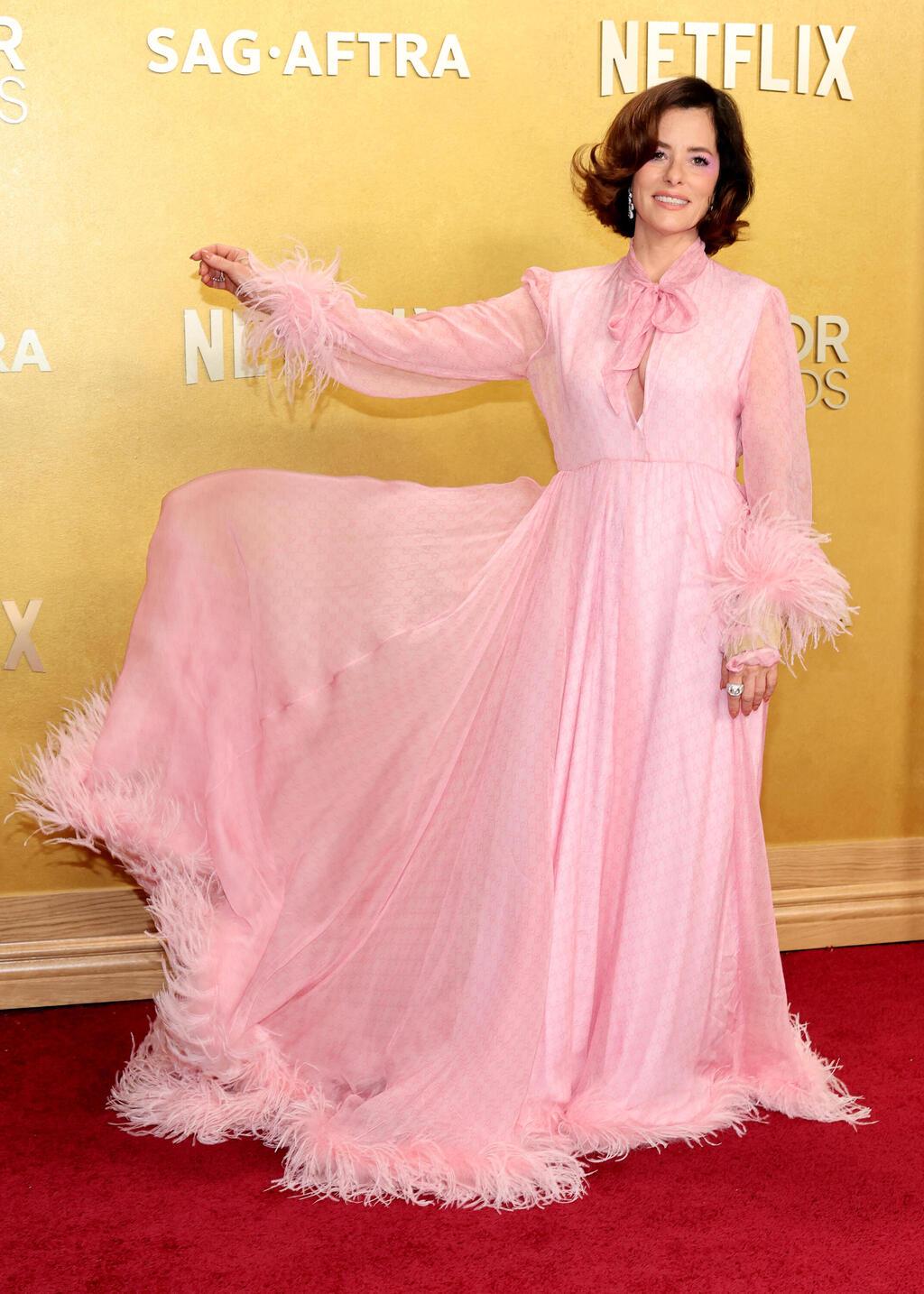 פארקר פוזי לובשת גוצ'י (צילום: Amy Sussman/Getty Images) פארקר פוזי בטקס פרסי השחקנים, 2026