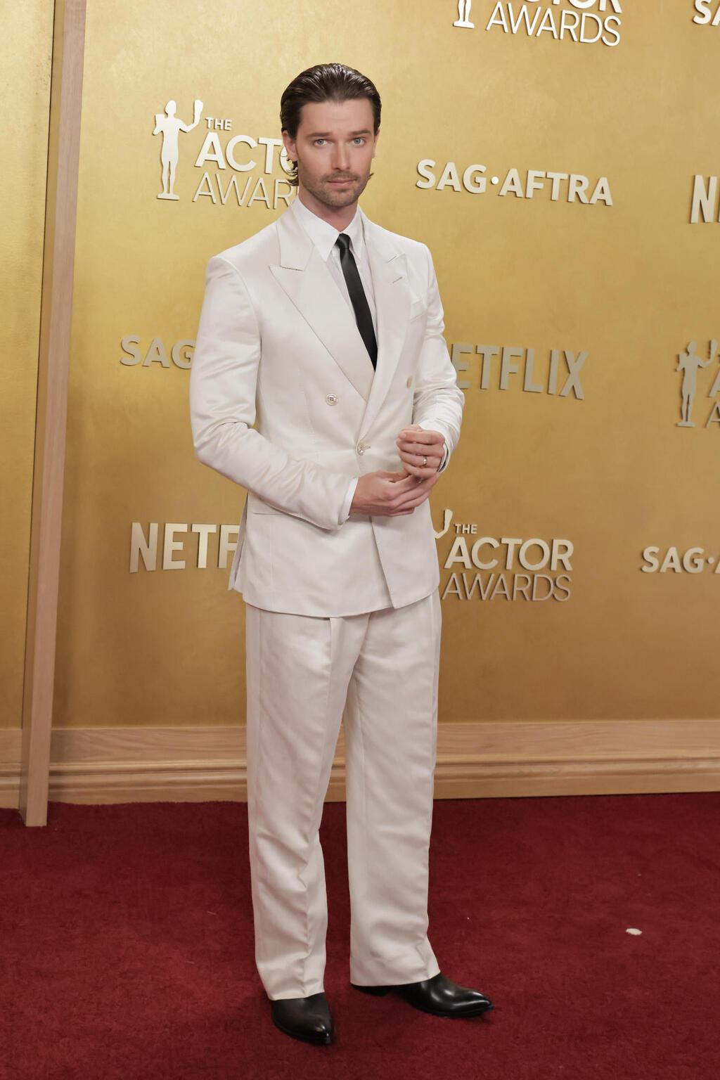 פטריק שוורצנגר לובש טום פורד (צילום: Rodin Eckenroth/Getty Images) פטריק שוורצנגר בטקס פרסי השחקנים, 2026