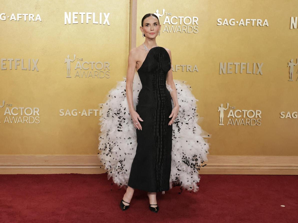 דמי מור במחוך ונוצות (צילום: Rodin Eckenroth/Getty Images) דמי מור בטקס פרסי השחקנים, 2026