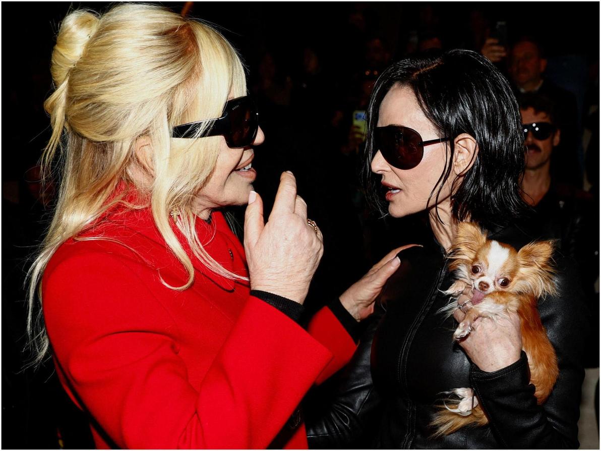 דמי מור ודונטלה ורסאצ'ה בתצוגת סתיו-חורף 2026-27 של גוצ'י בשבוע האופנה במילאנו