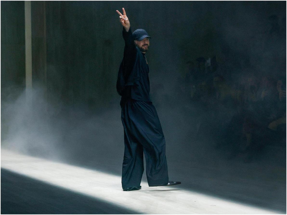 המעצב דמנה בתצוגת סתיו-חורף 2026-27 של גוצ'י בשבוע האופנה במילאנו