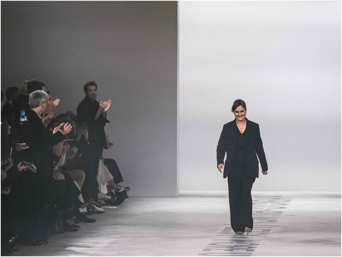 המעצבת מריה גרציה קיורי לפנדי בתצוגת סתיו-חורף 2026-27 בשבוע האופנה במילאנו