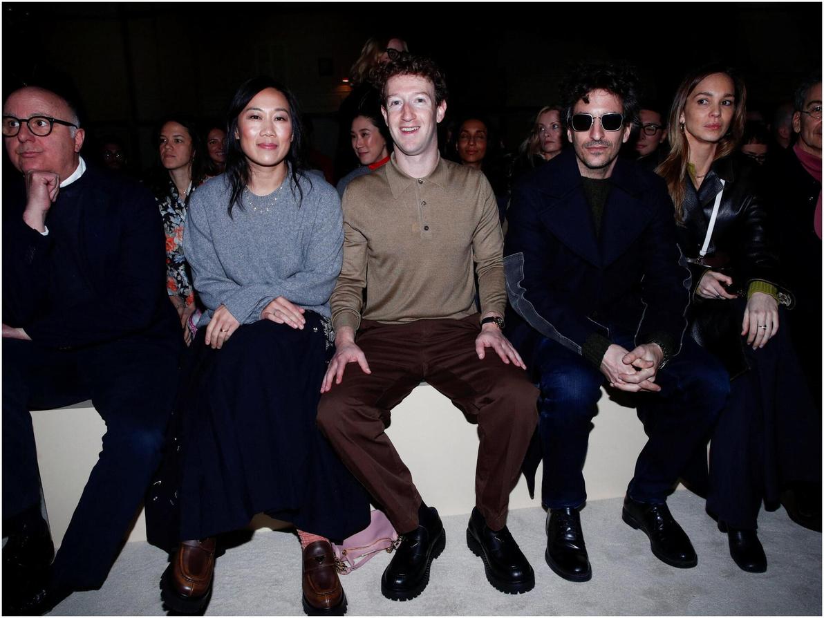 מארק צוקרברג בשורה הראשונה של פראדה, תצוגת סתיו-חורף 2026-27 בשבוע האופנה במילאנו