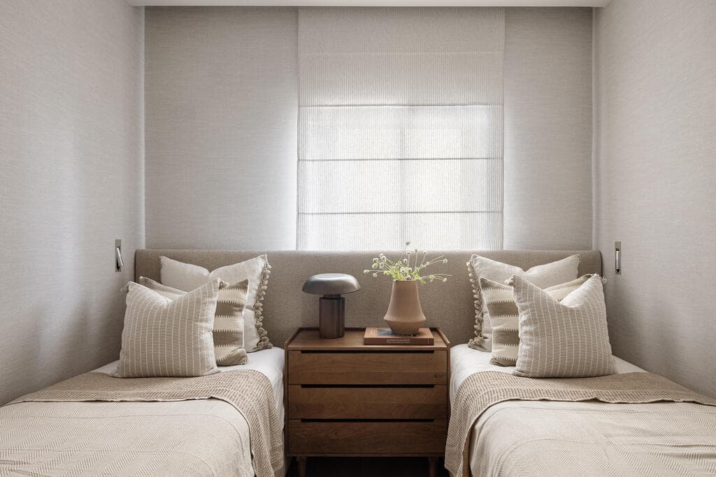 להוציא חפצים מיותרים. חדר שינה שהוא ממ"ד בעיצוב שרון טורין (צילום: איתי בנית) אדריכלות ועיצוב פנים שרון טורין