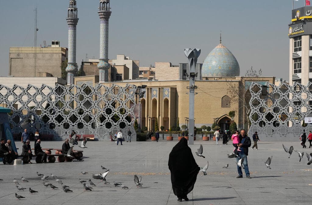נשים לבושות צ'אדור באיראן