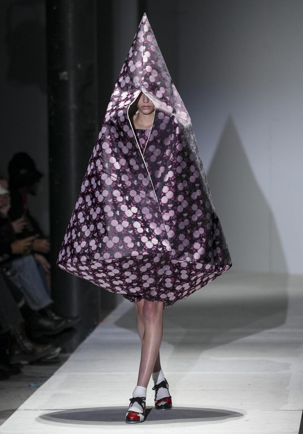 צ'אדור בתצוגה של קום דה גארסון