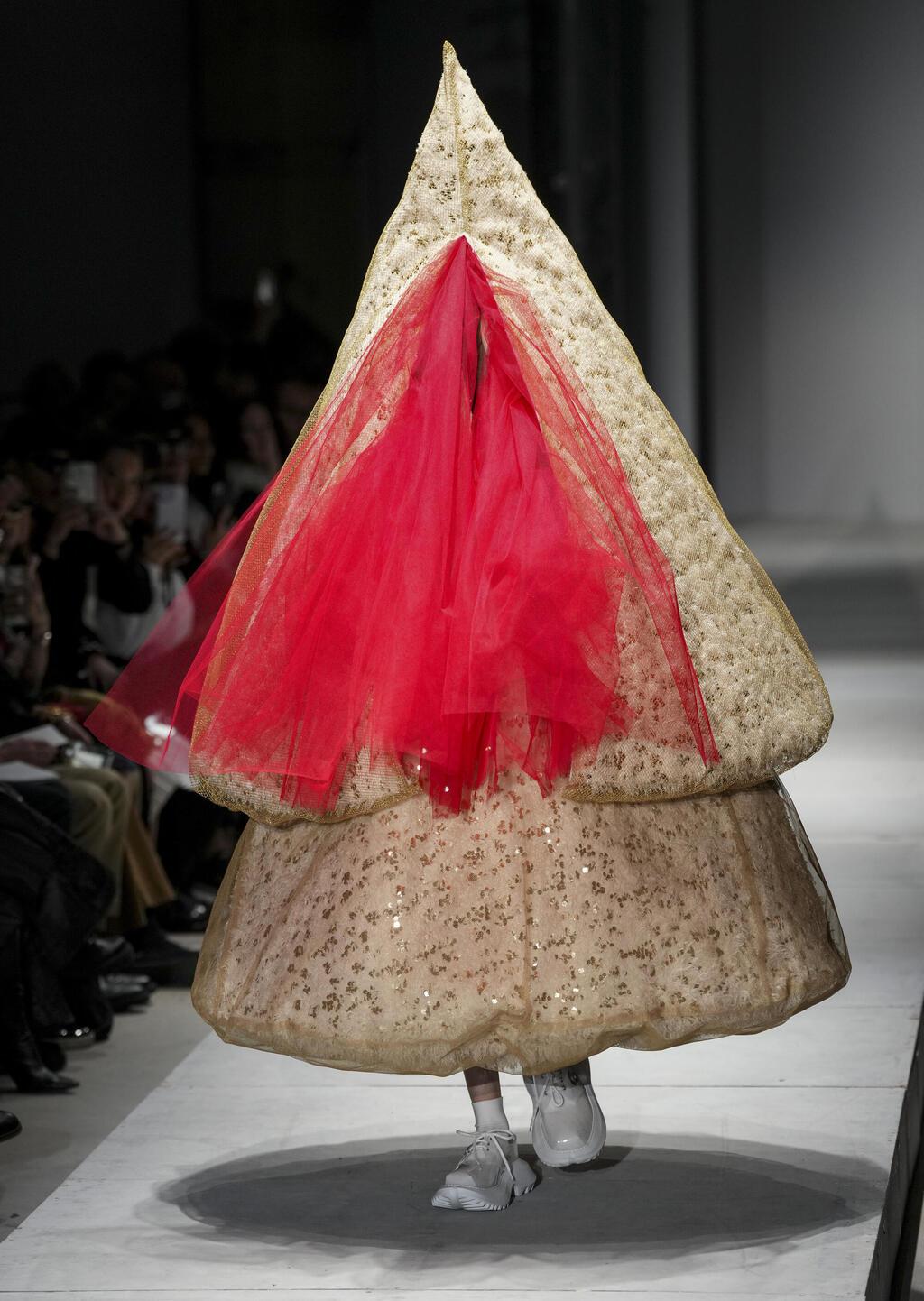 צ'אדור בתצוגה של קום דה גארסון