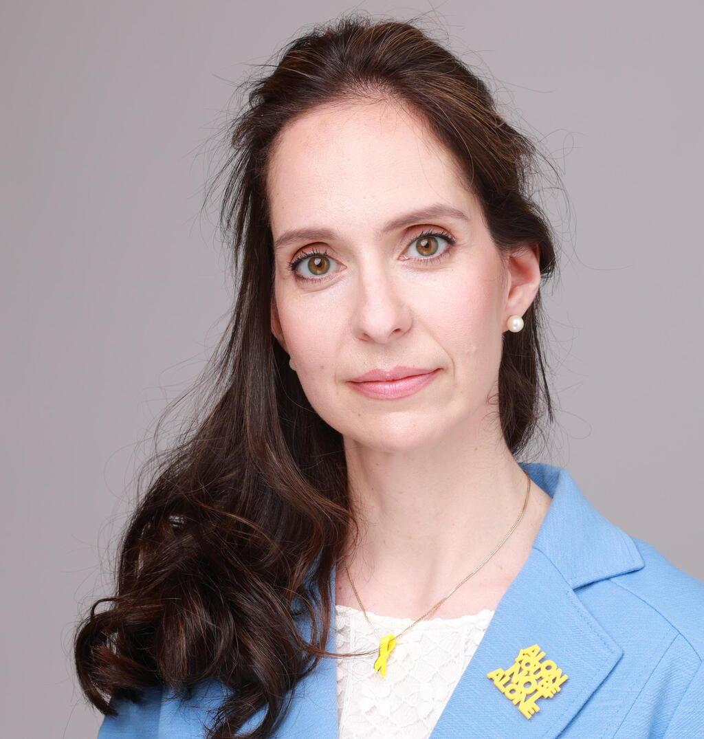 ניבי פלדמן מבריטניה 