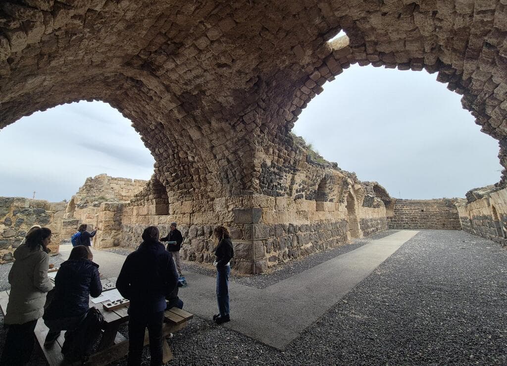 כוכב הירדן. חומות, חפירים וקשתות במבצר צלבני יפהפה