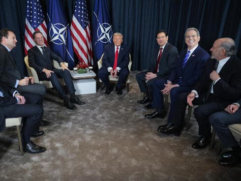 חליפות כחולות ונעליים שחורות. טראמפ בדאבוס 