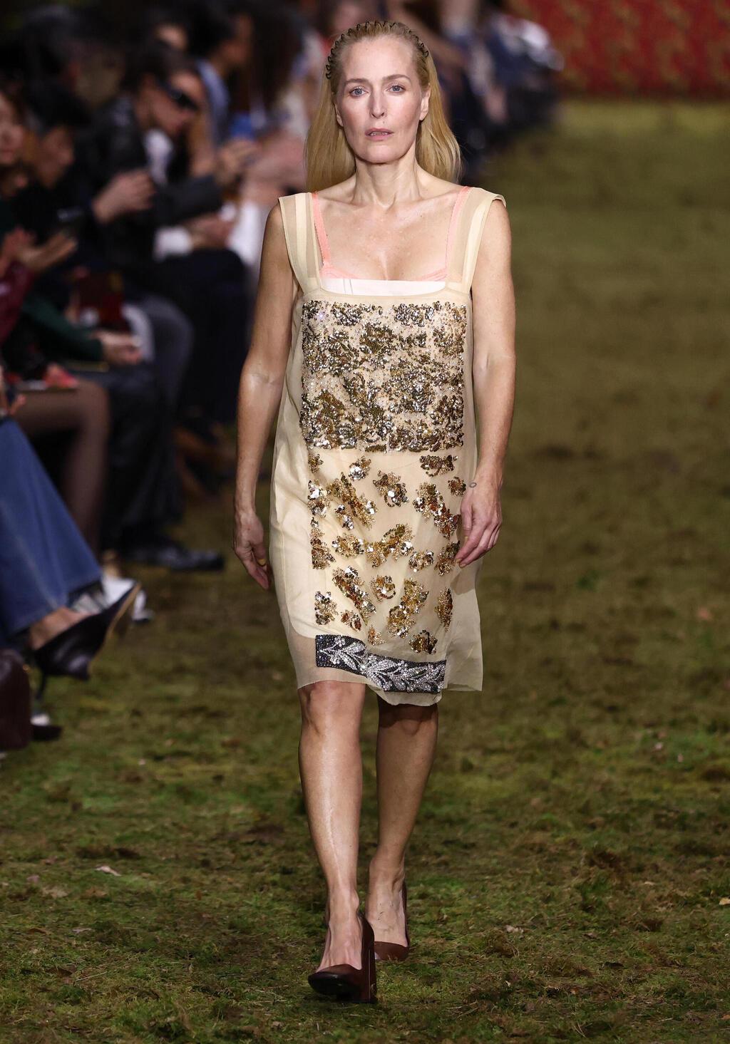 ג'יליאן אנדרסון בתצוגה של מיו מיו