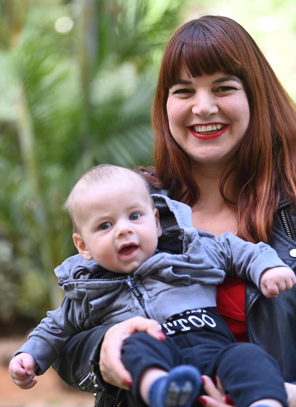 לורי שטטמאור עם בנה גפן